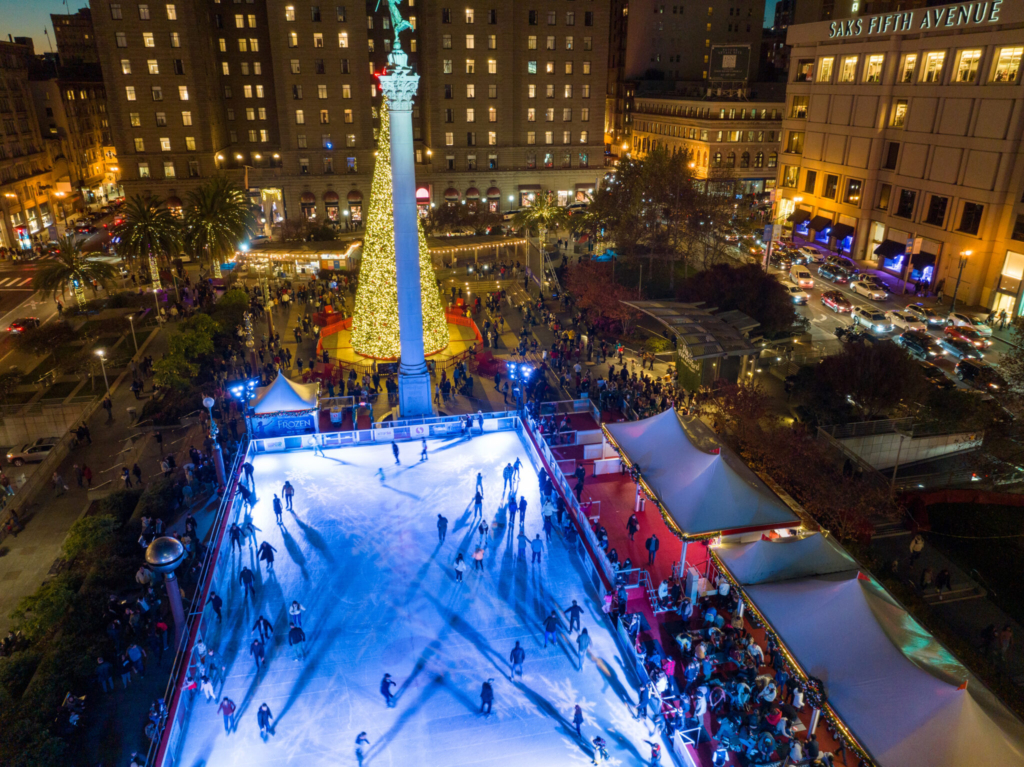 christmas tree in union square san francisco and an ice skating rink below it